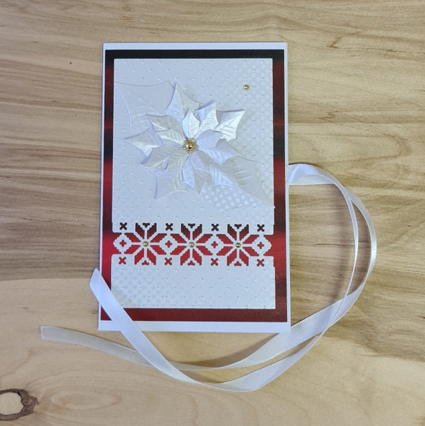 Ziemassvētku dāvanu aploksne/kartiņa 3D. Ar baltu Ziemassvētku zvaigzni un 3 sarkaniem auseklīšiem / iekšpusē vēlējums / aizdare ar krēmkrāsas lentīti. 11.6 x 17.6 cm (AIPU 44)