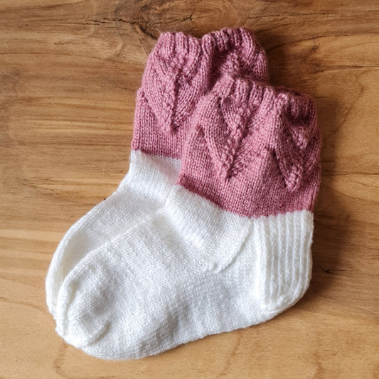 White / soft plain knitted warm socks size 32-34 with a pink leaf knit in the upper part. Height 10 cm. (AIDZ)