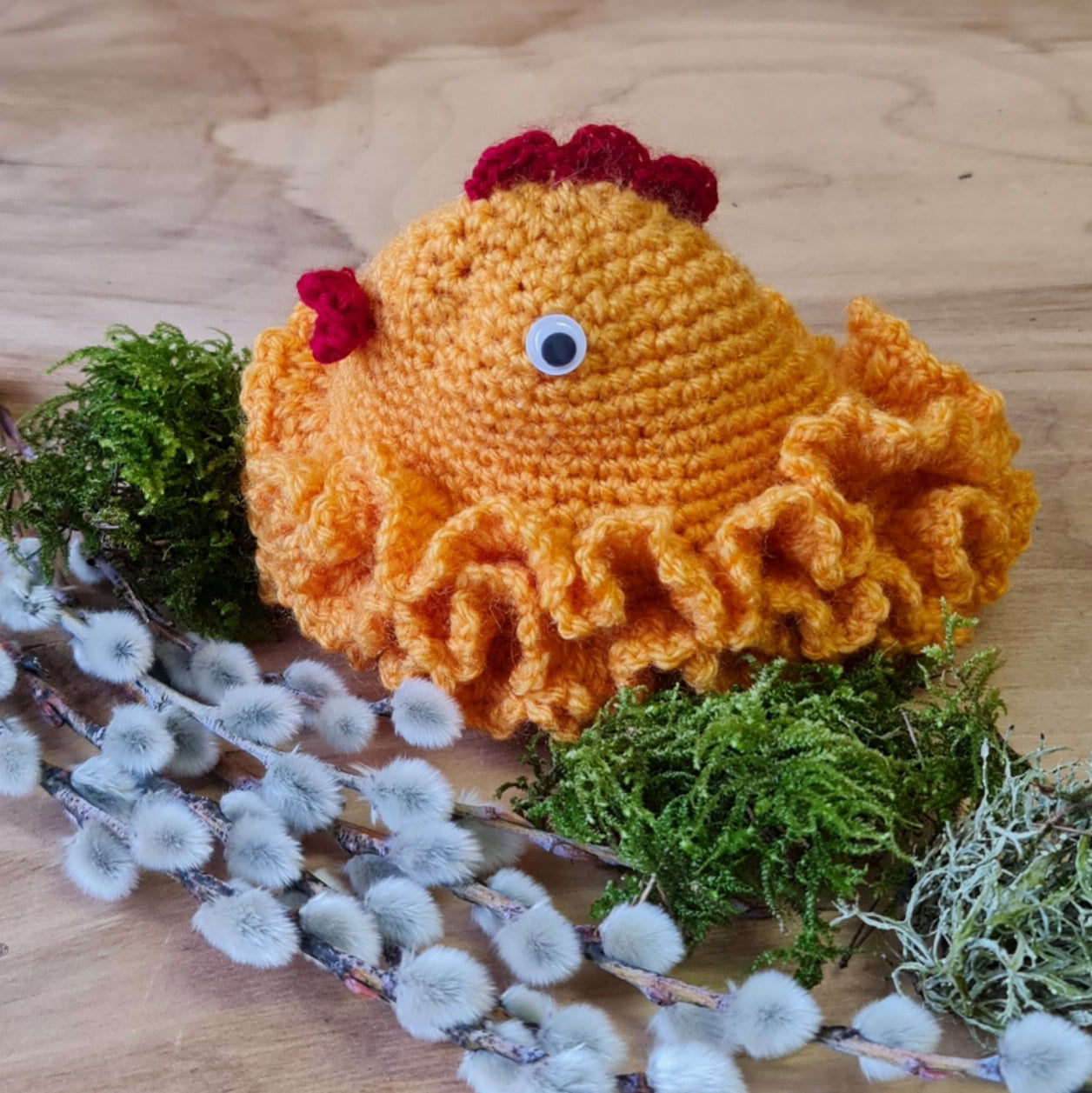 Yellow crochet hen with curled bottom - 3 egg warmer (16x11cm) (INKU 21)