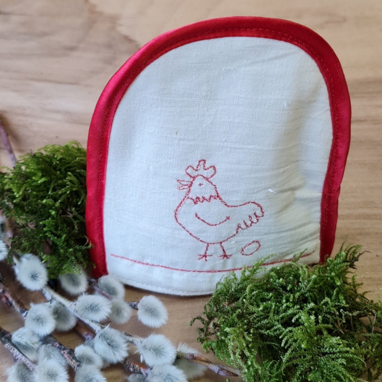 White cotton fabric egg warmer with red border and embroidered chicken with egg (11.5x13cm) (INKU 23)