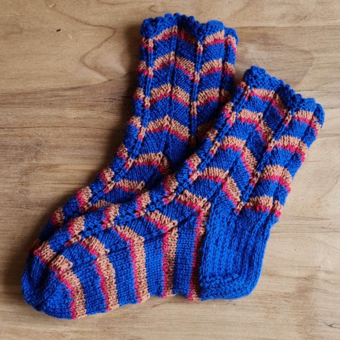 Hand-knitted woolen socks size 34-36. herringbone pattern in blue / pink / brown color with vertical decorative openwork. Leg height 13 cm / wavy cuff. (ERSA)