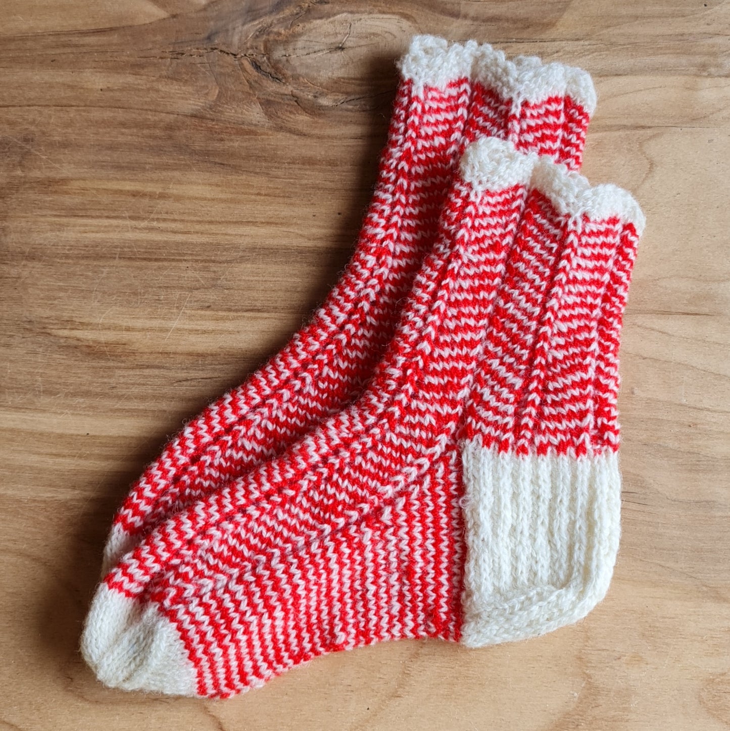 Hand-knitted woolen socks size 35-37. white in red stripes with white toe and heel. Leg height 12.5 cm / white wavy cuff. (ERSA)