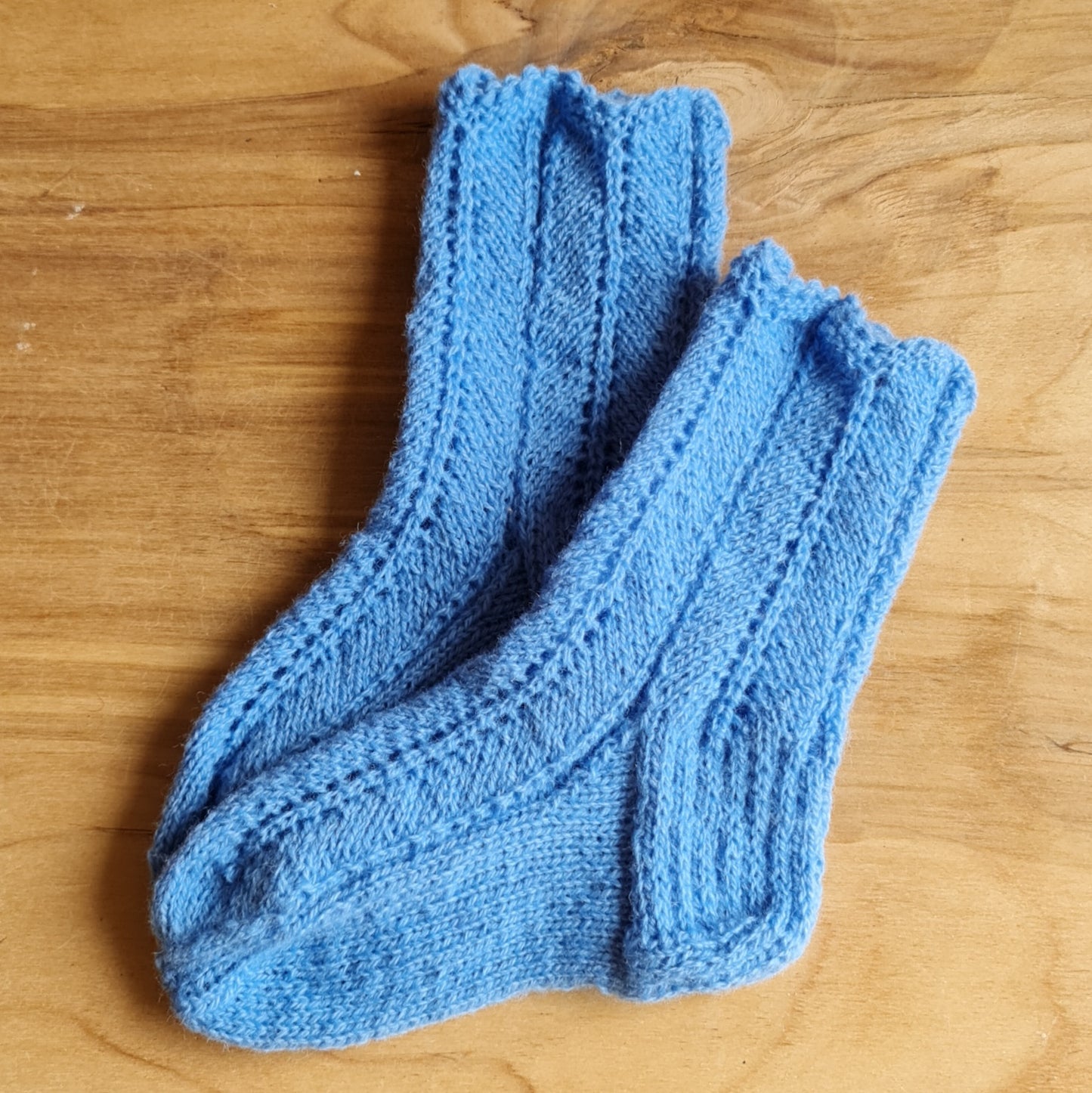 Hand-knitted woolen socks size 29-31. blue color with vertical decorative openwork and herringbone pattern. Leg height 13 cm / wavy cuff. (ERSA)