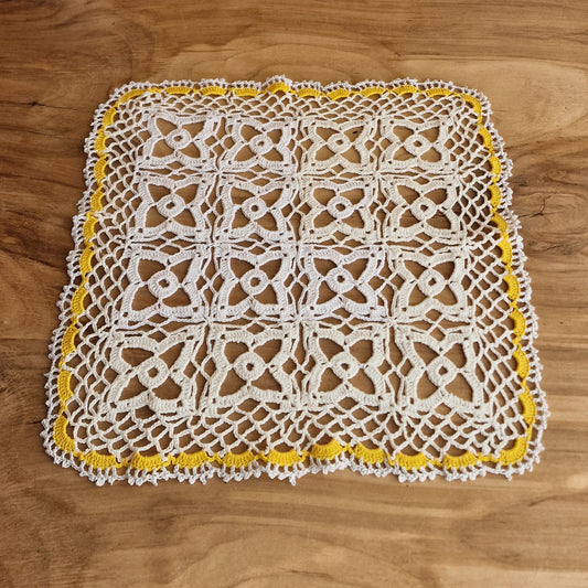 Crocheted long table cover white / gray (LIĒR 16)