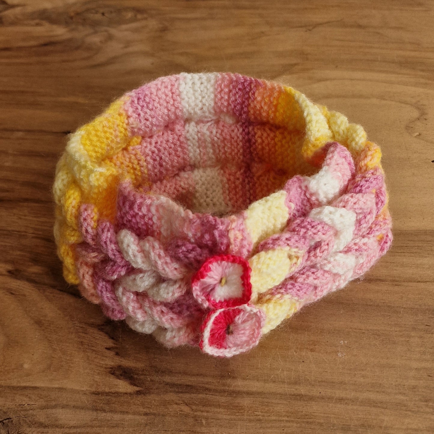 Light colored yarn knitted warm headband (LIĒR 1)
