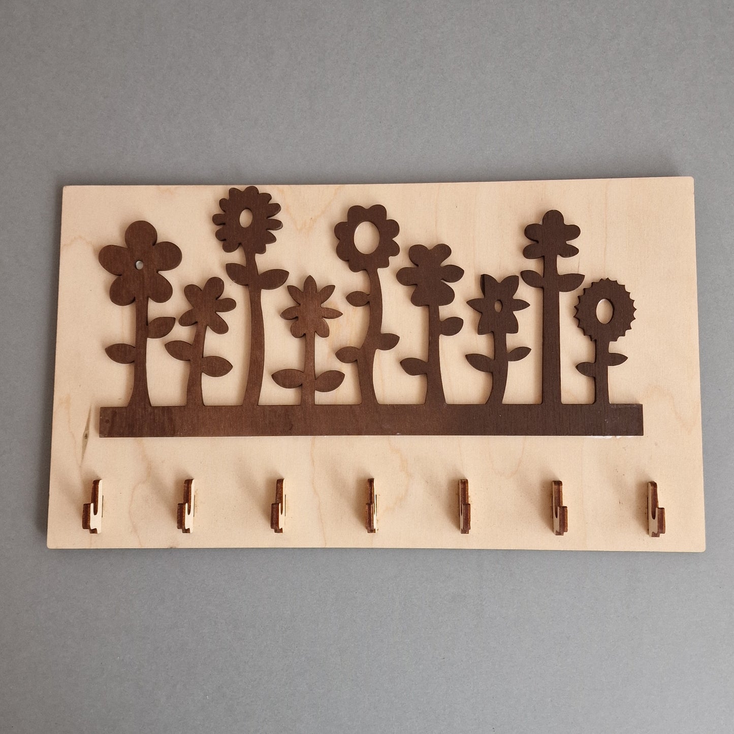 Light plywood key hanger with dark brown flowers and 7 hooks 31x18 cm (RAJO 38)
