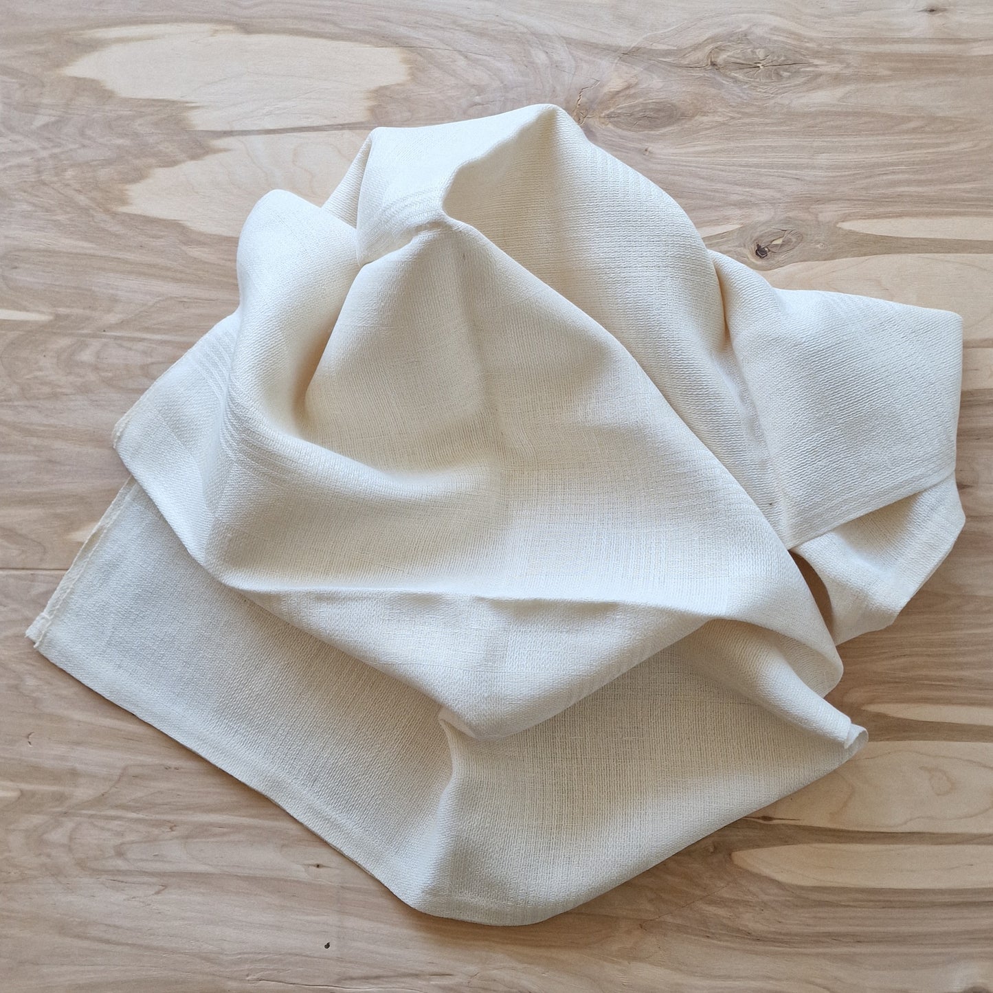 Natural white square-shaped linen tablecloth with square weave 130x130 cm. (DZPE 28)
