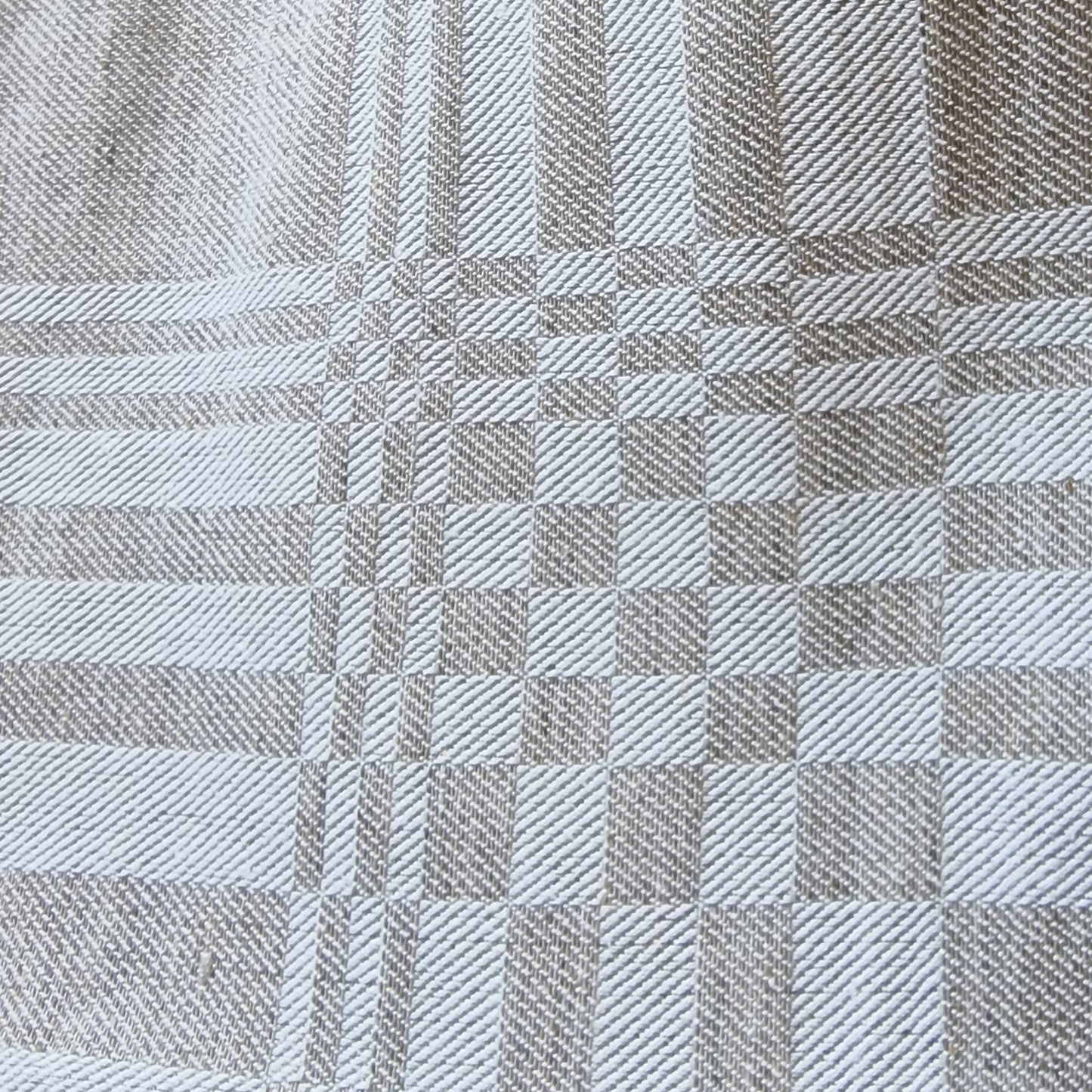 Shades of gray square-shaped linen tablecloth with a dremel pattern 85x85 cm. (DZPE 27)