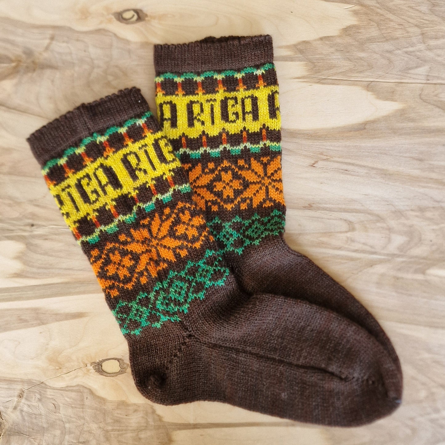 Brown hand-knitted woolen socks size 37-39. with green / orange / yellow patterns and woven inscription "Rīga". Foot length 26.5 cm / heel height 23 cm (DZPÉ)