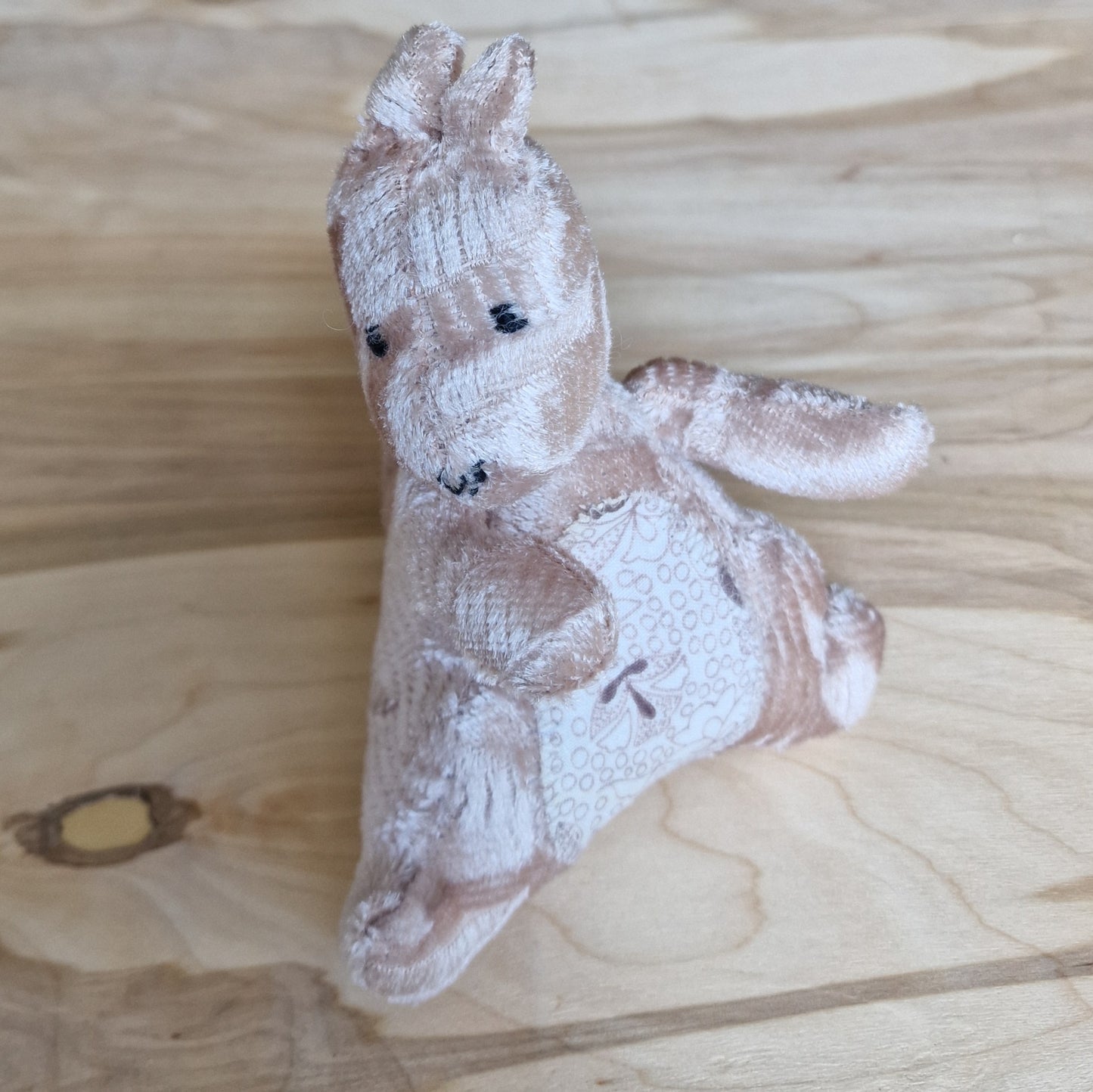 Hand-sewn fabric squirrel (VIER 2)