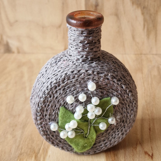 Round bottle/vase with soft white beads and green leaves (SPKA 51)