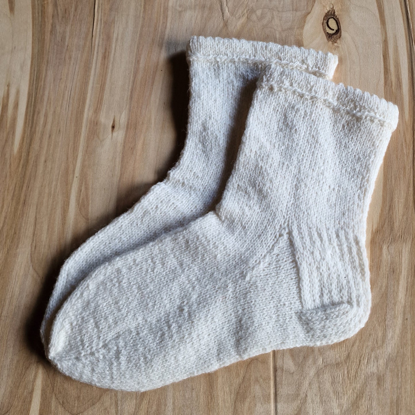 White warm socks size 43-45. (LEPU 19)