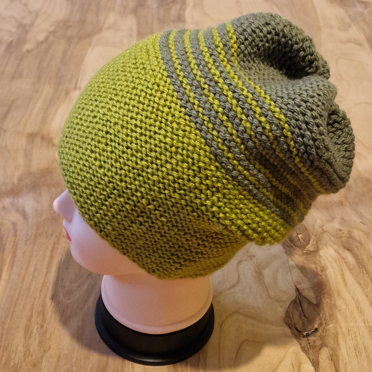 Zaļi pelēka adīta cepure (ANST 20)