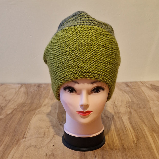 Zaļi pelēka adīta cepure (ANST 20)