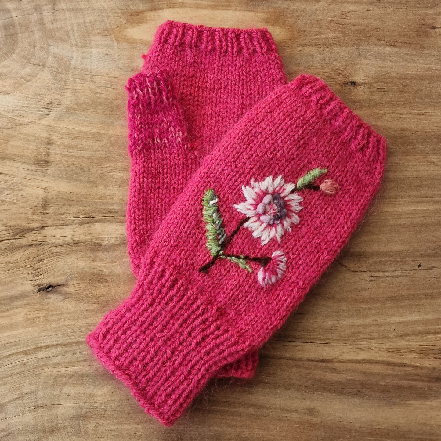 Pink knitted half gloves with embroidered flower (ALMA 57)