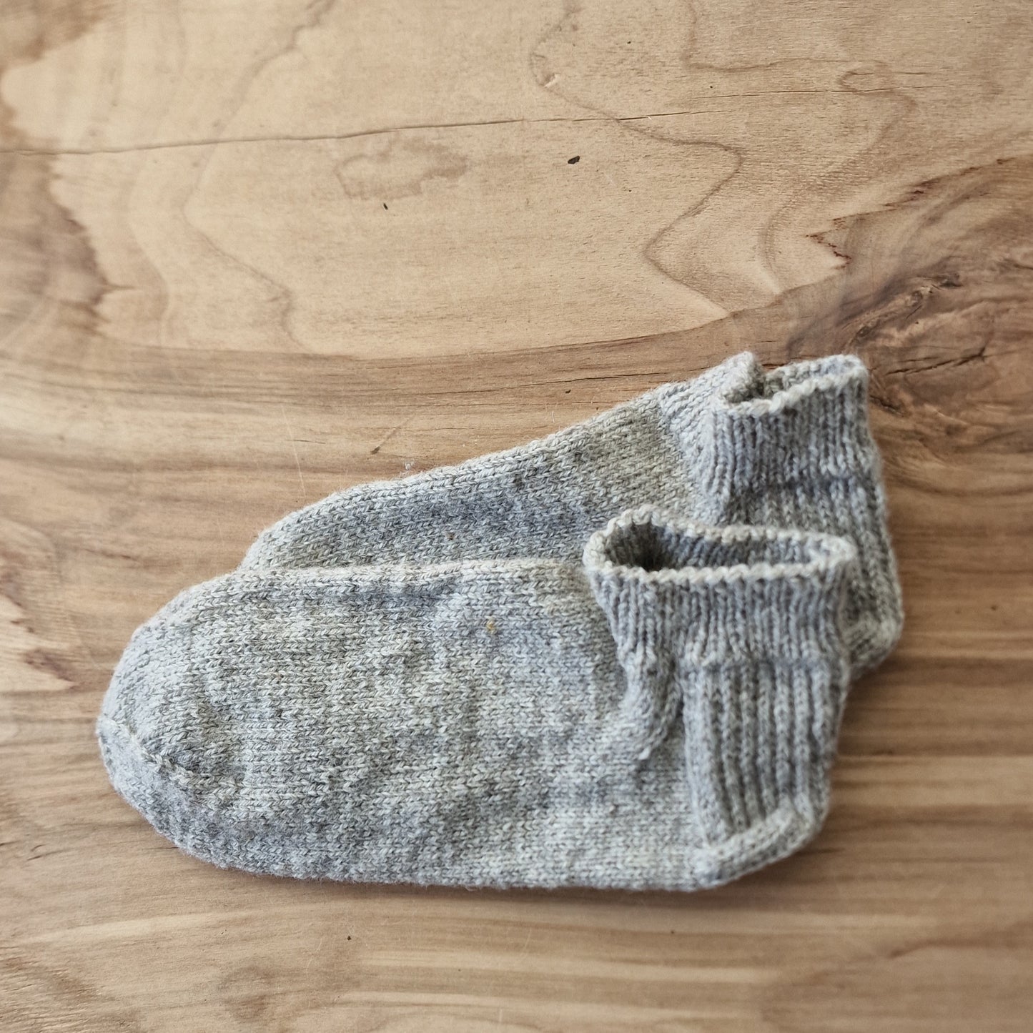 Light gray short wool socks size 36-38. (ASZE 29)