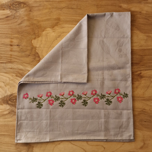 Tablecloth with embroidered lines of roses (INAU 5)
