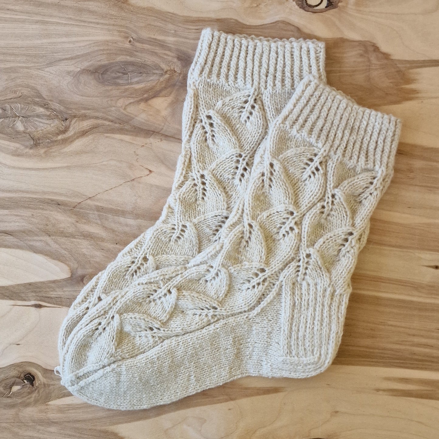 Natural white leaf lace pattern wool socks size 34-36. (EDGES 5)