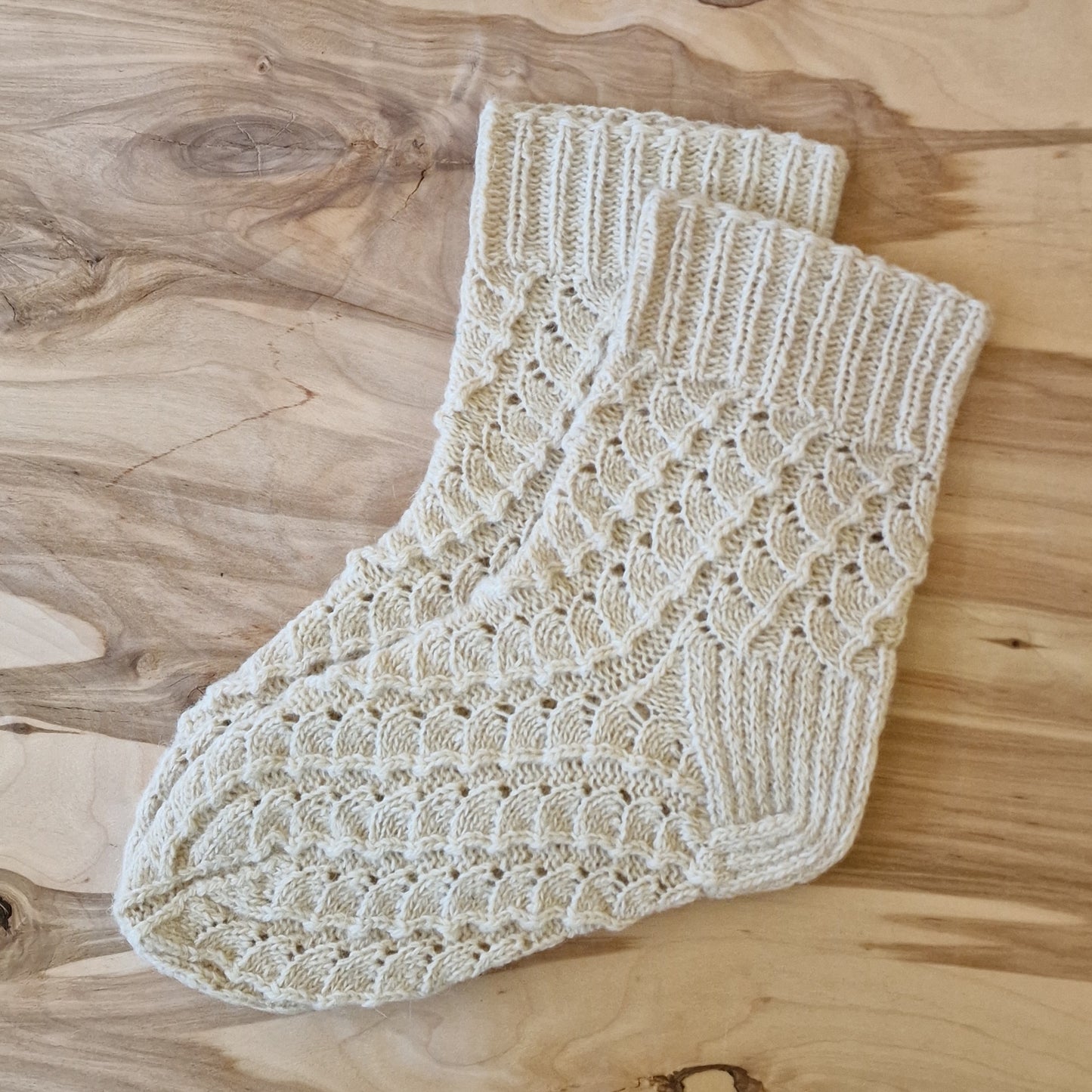 Natural white wool socks with bow lace pattern size 35-37. (EDGES 6)