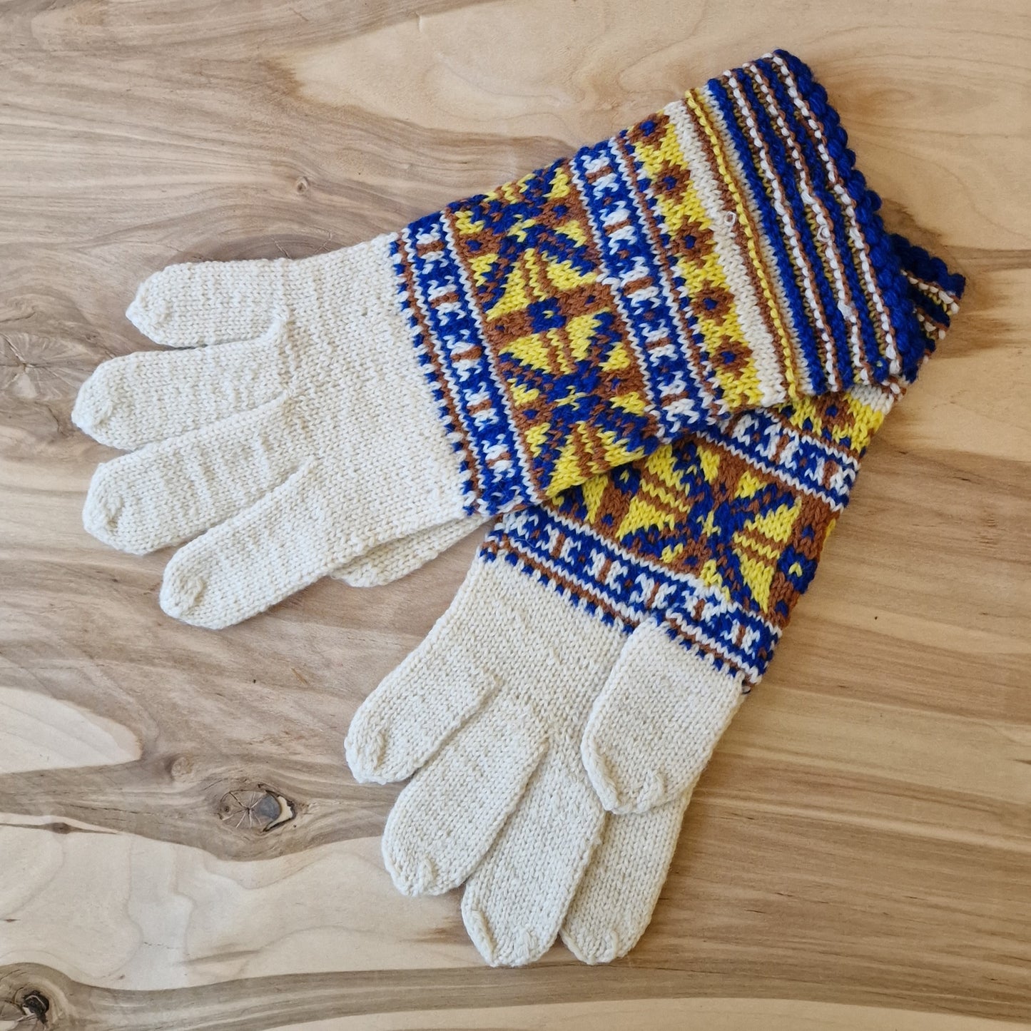 White knitted gloves with patterned top (MALI 10)
