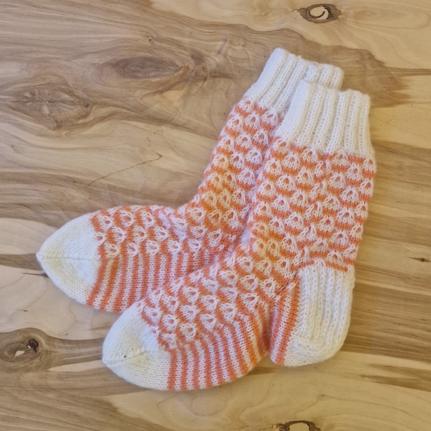 White / orange-pink striped wool socks size 34-36. (QUEENS 1)