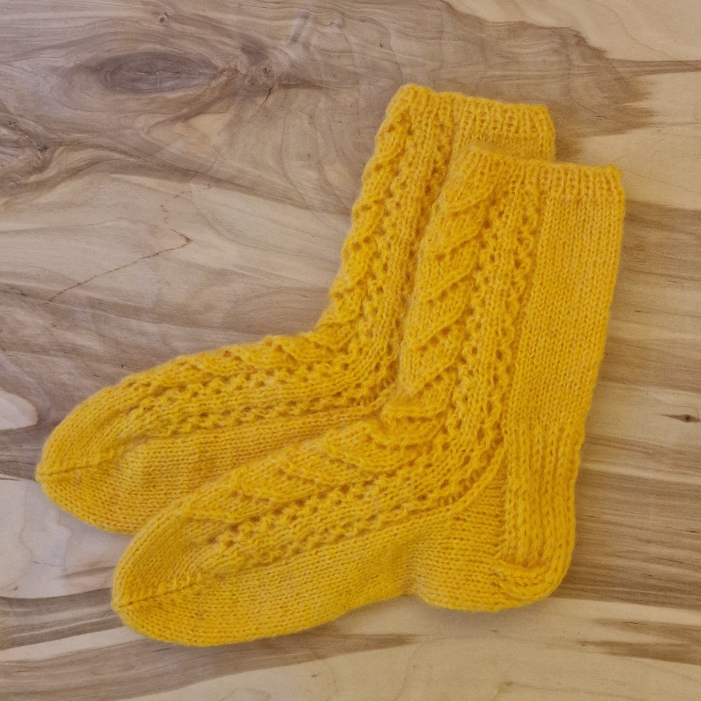 Yellow lace pattern woolen socks size 32-34. (QUEENS 2)