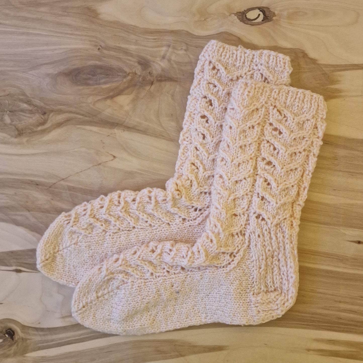 Light salmon colored woolen socks with lace pattern size 33-35. (RANI 8)
