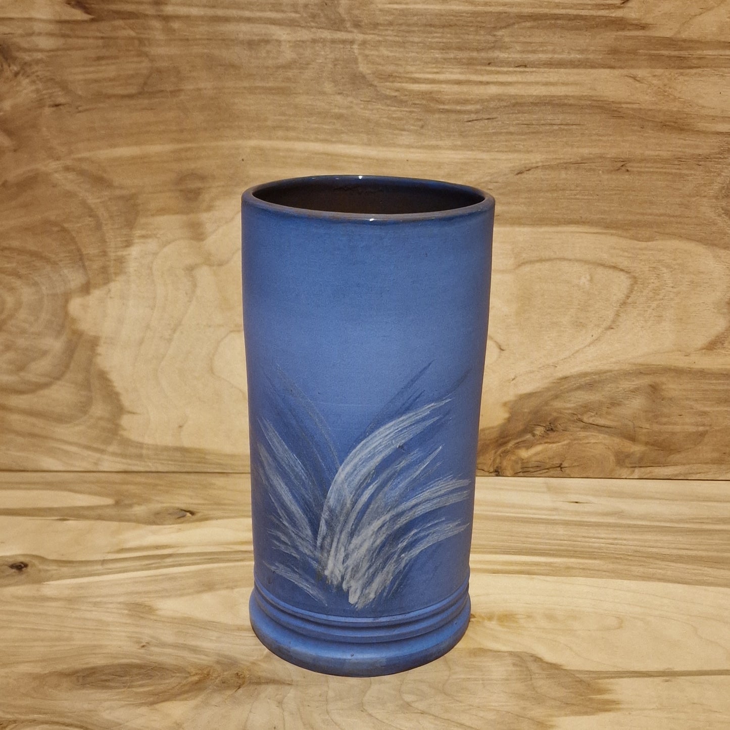 Blue / tall clay vase with decorative pattern (MASP 41)
