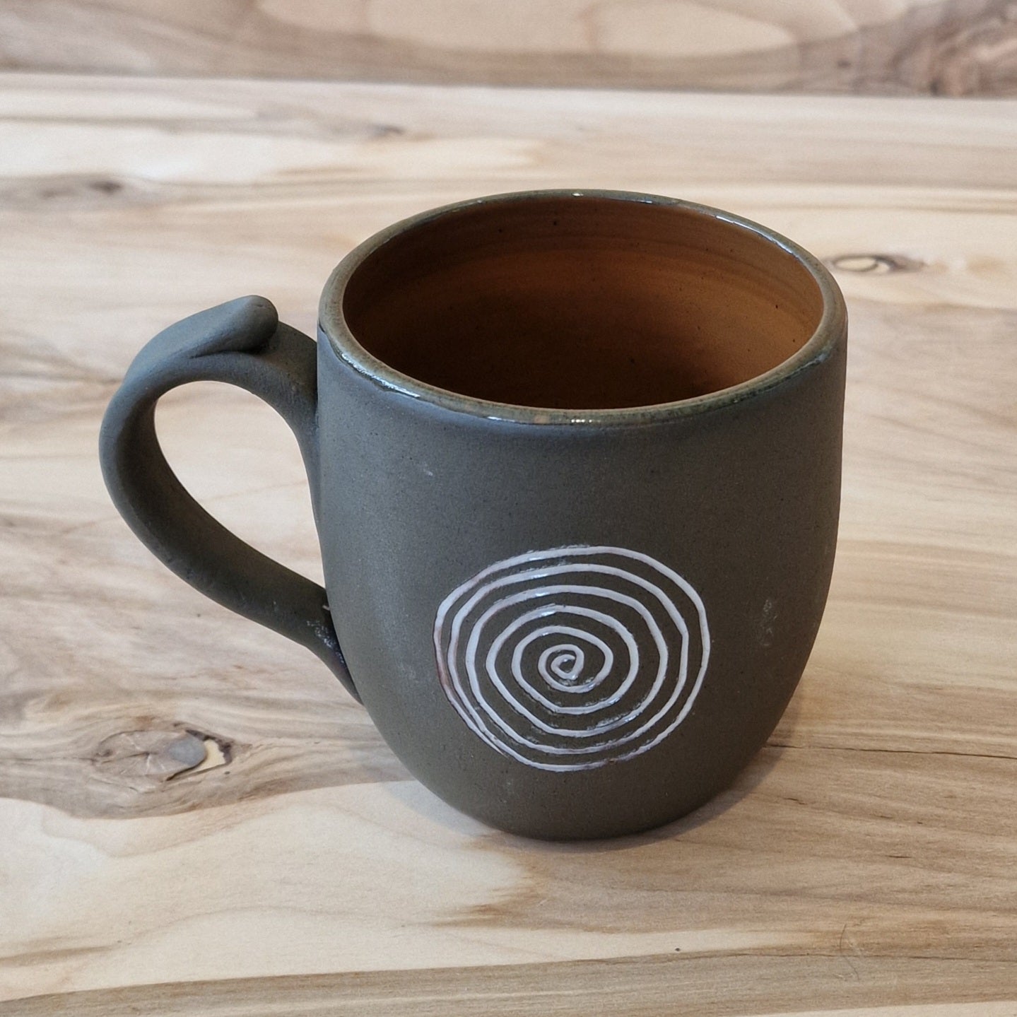 Gray earthenware mug with spiral design (MASP 44)