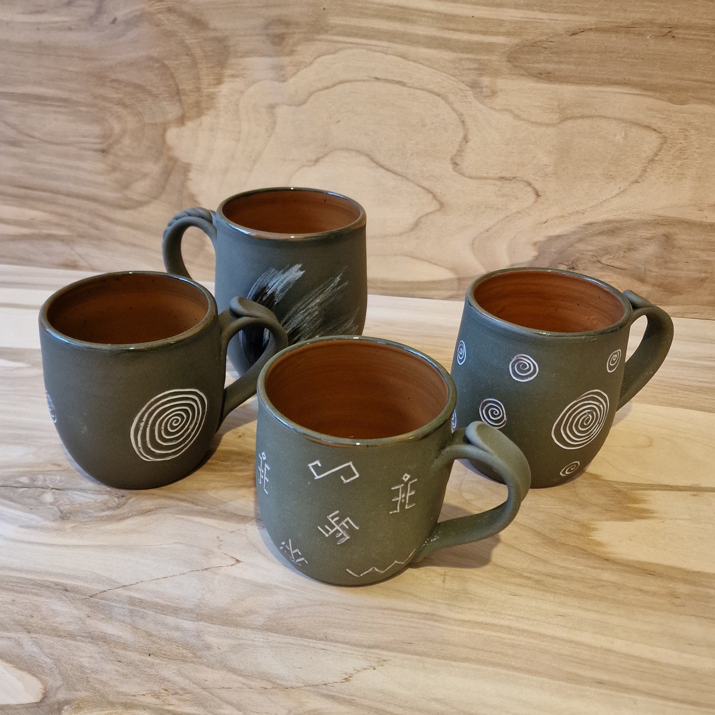 Gray earthenware mug with spiral design (MASP 44)
