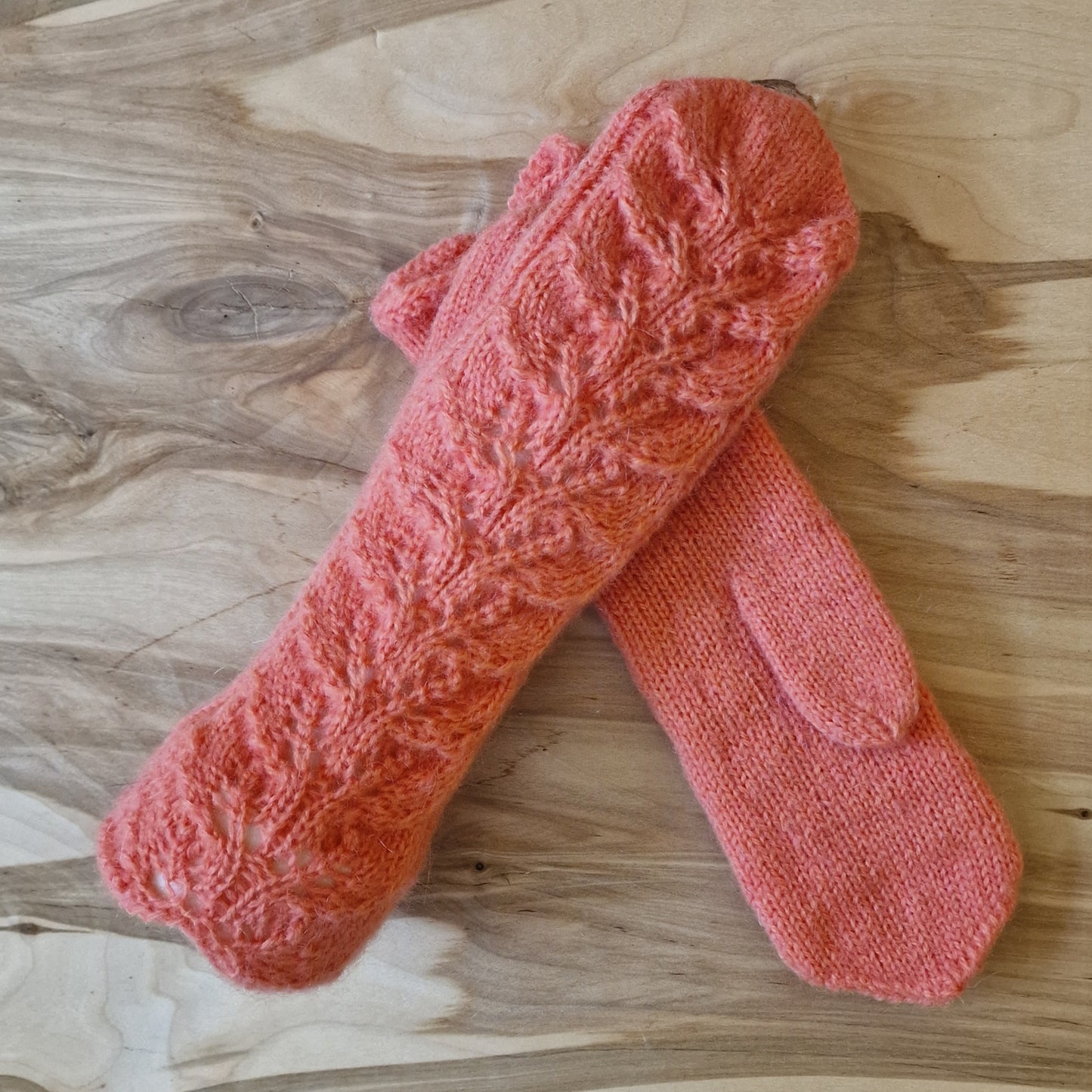 Light pink mittens with braid pattern on top (RANI 47)