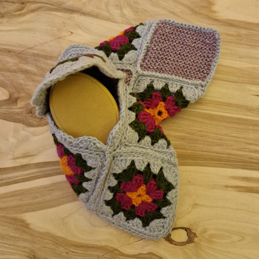 Crocheted slippers (light grey/green/pink) size 34-36. (VAAP 13)