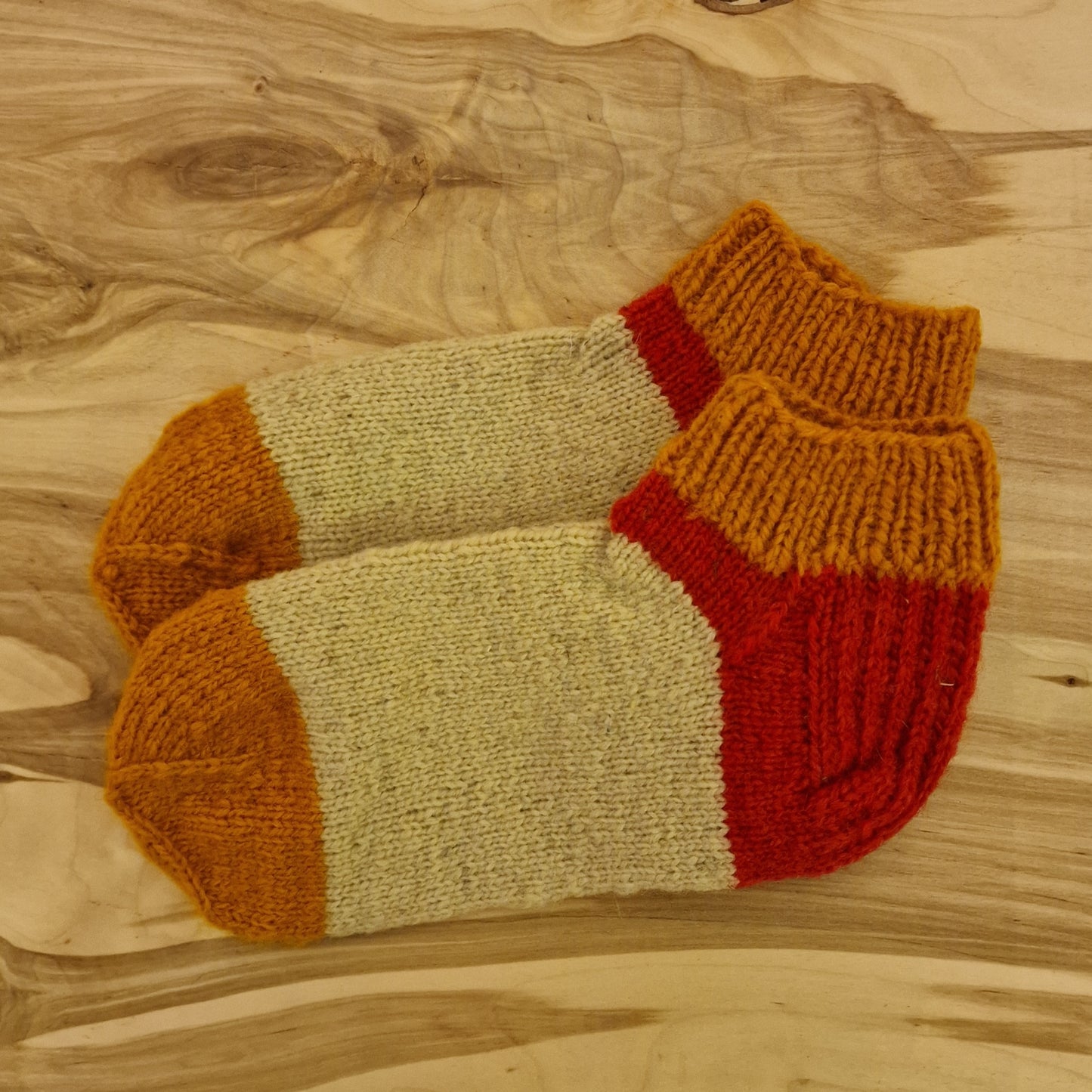 3-tone striped short woolen socks size 37-39. (ASZE 39)