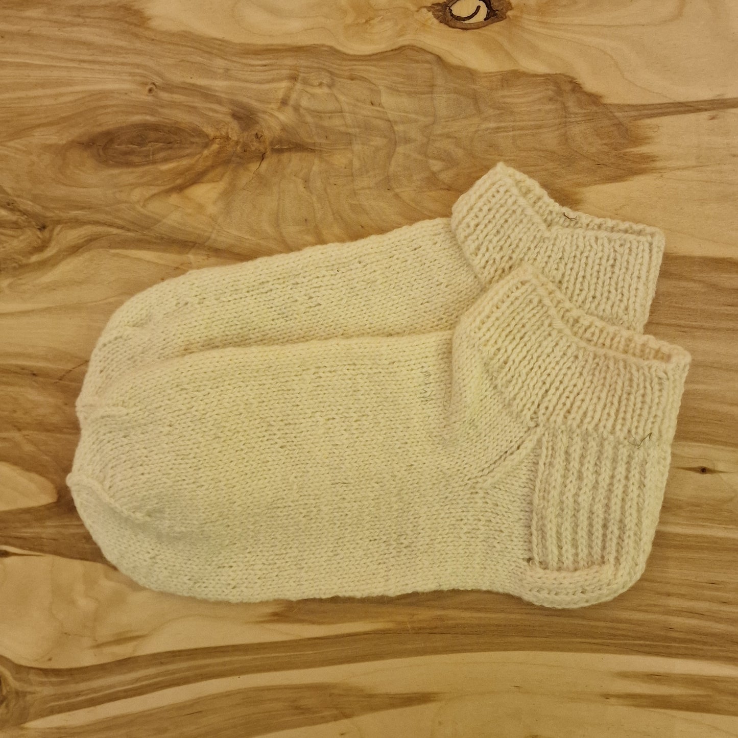 White short woolen socks size 40-42. (ASZE 42)