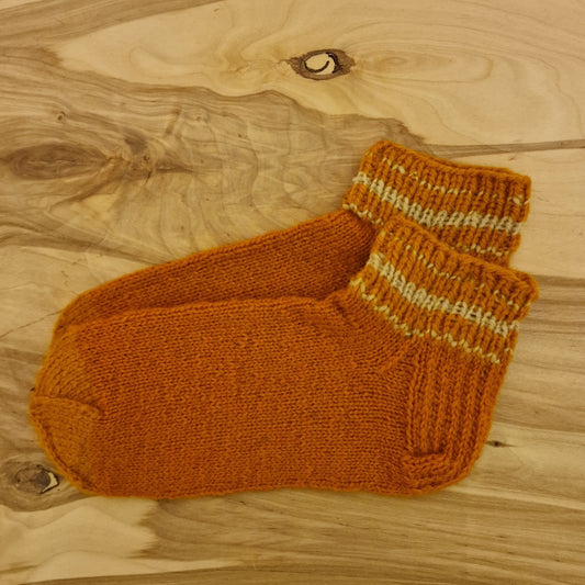 2 short woolen socks in orange tones, size 39-41. (ASZE 45)
