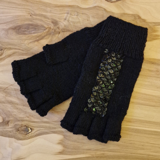 Hand-knitted black half-gloves with a decorative band (INKU 17)