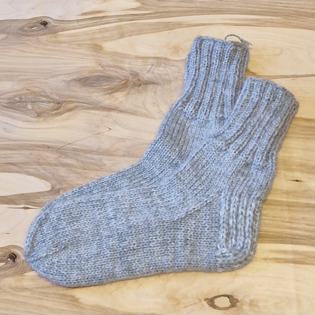 Warm socks of two light gray tones, size 40-42. (ALMA 87)