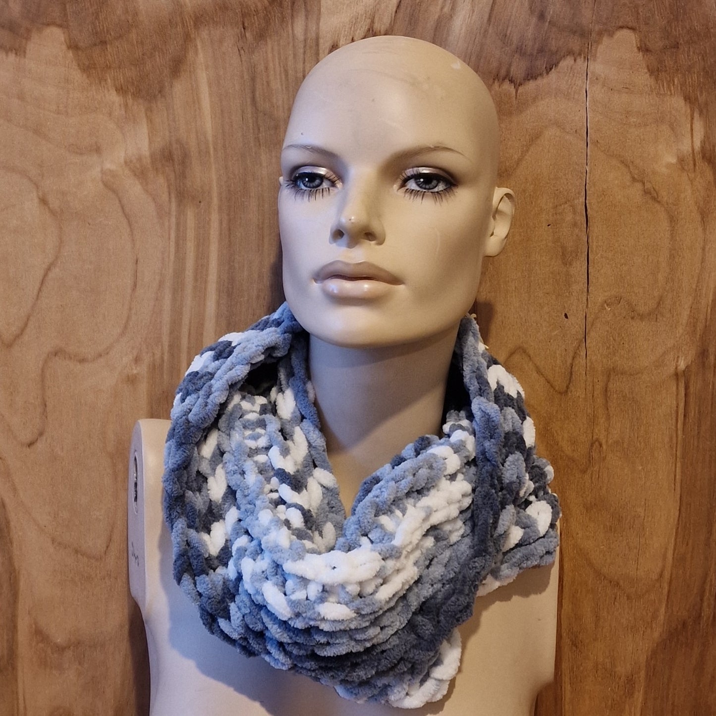 Soft gray-white tunnel scarf (DAZÉ 15)