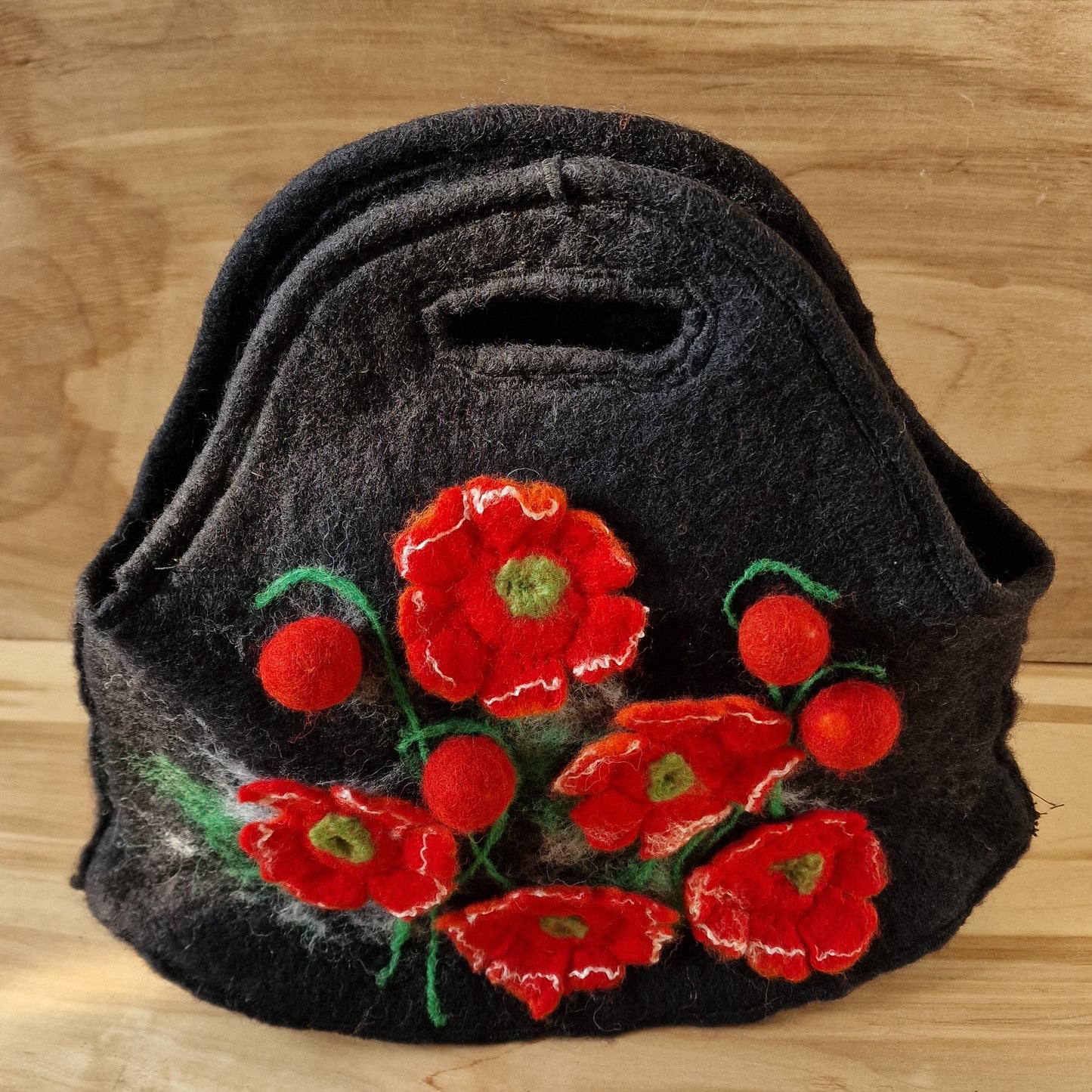 Felt bag with red flowers (SASU 3)