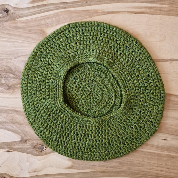 Zaļa tamborēta berete (DZTO 11)