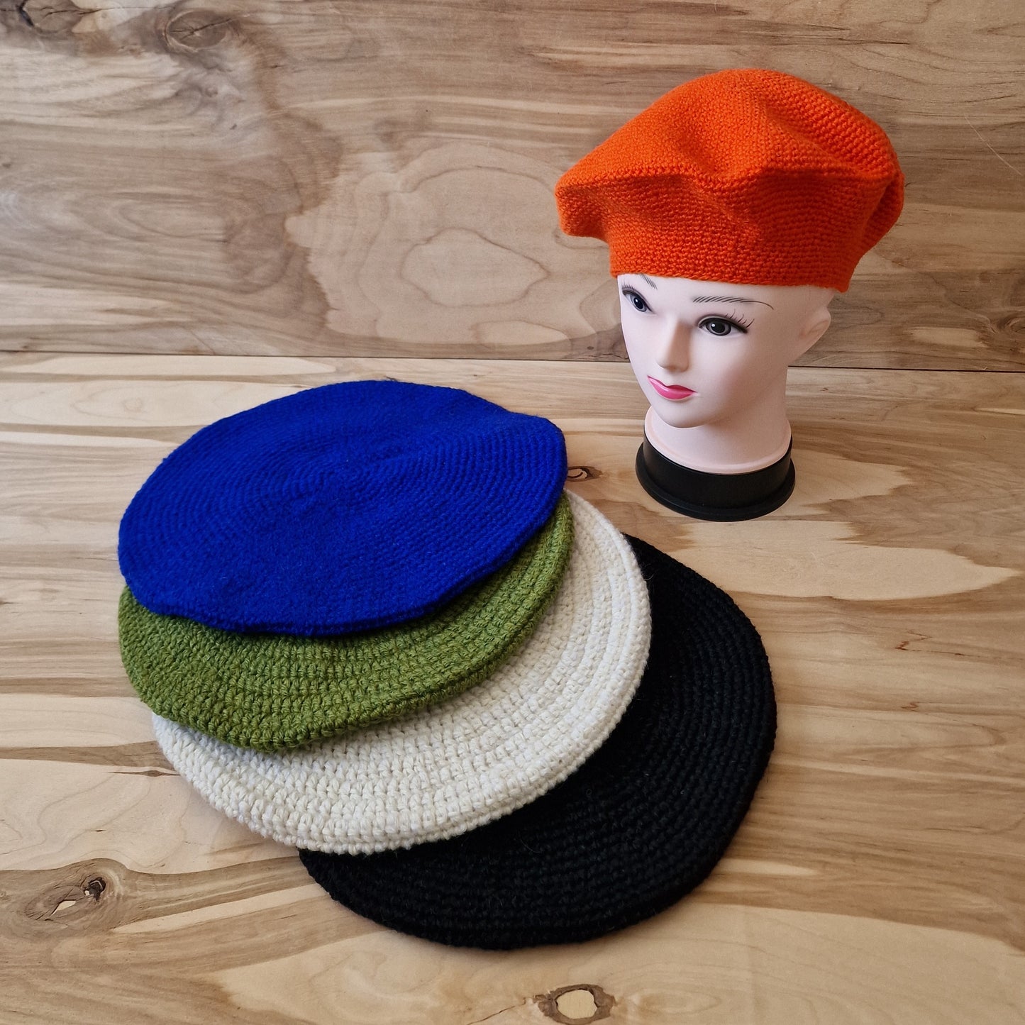 Zaļa tamborēta berete (DZTO 11)