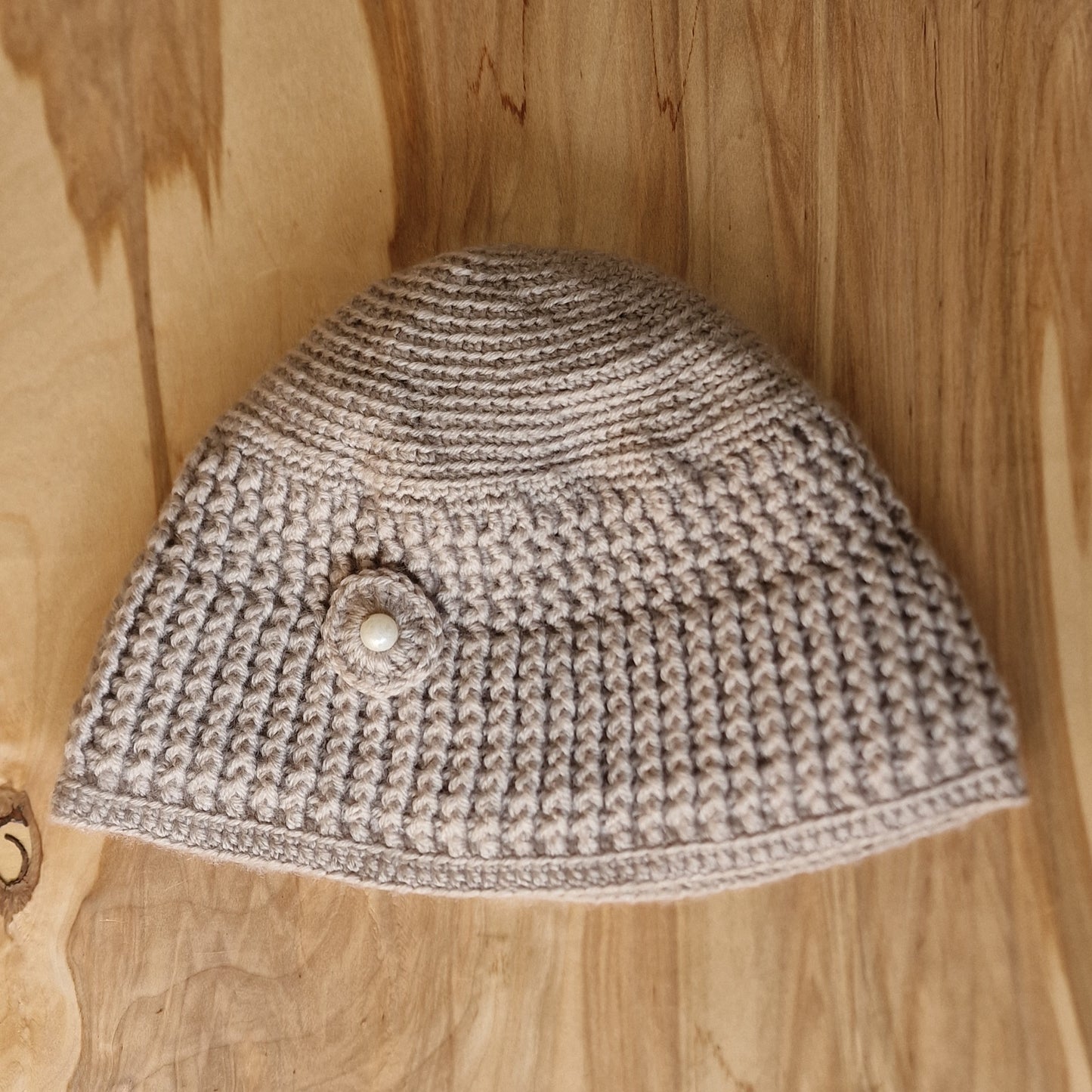 Crocheted women's hat in gray-brown color (VAMA 3)