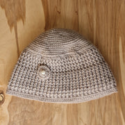 Tamborēta sieviešu cepure pelēkbrūnā krāsā (VAMA 3)