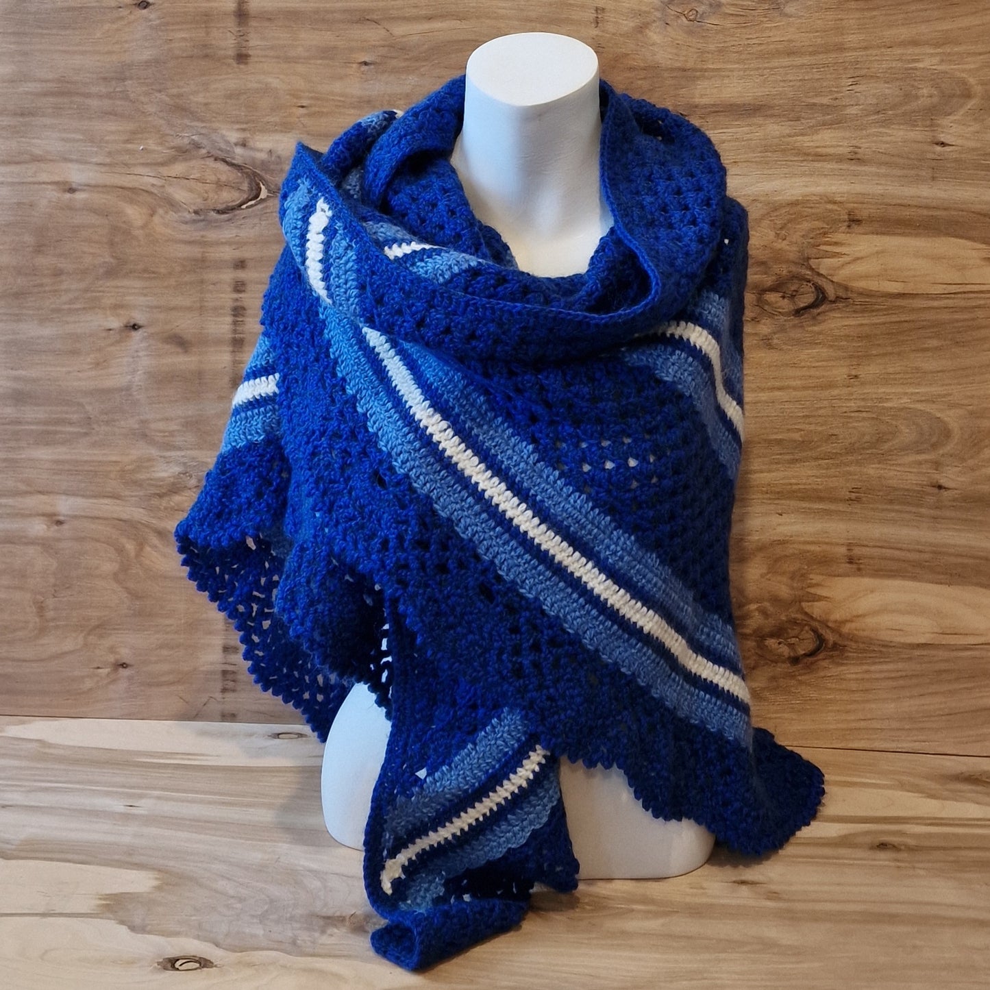 Blue and white large crochet scarf (DZTO 21)