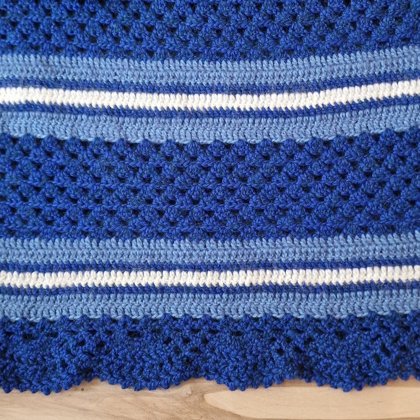 Blue and white large crochet scarf (DZTO 21)