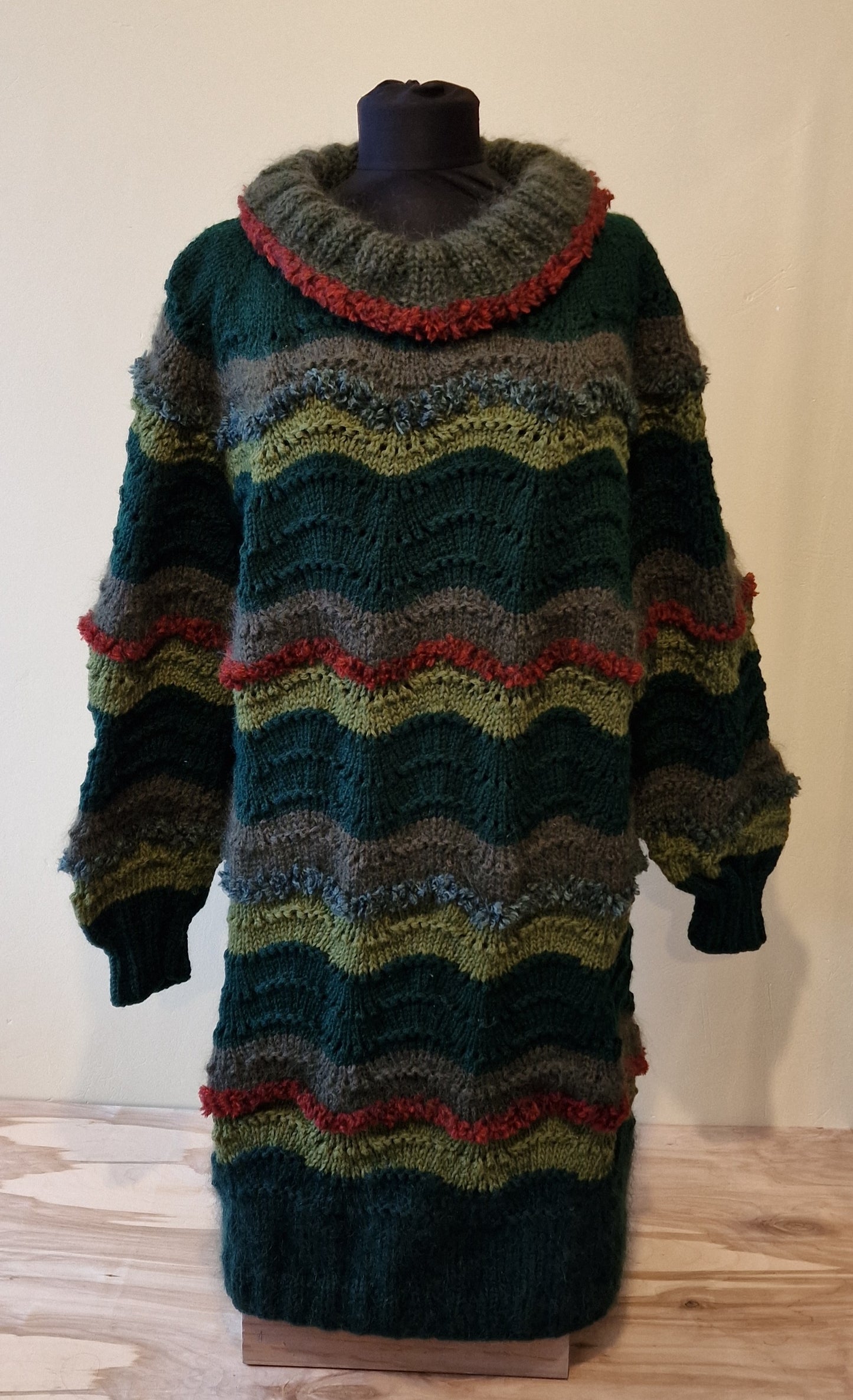Knitted dress in shades of green M-XL (DZTO 22)
