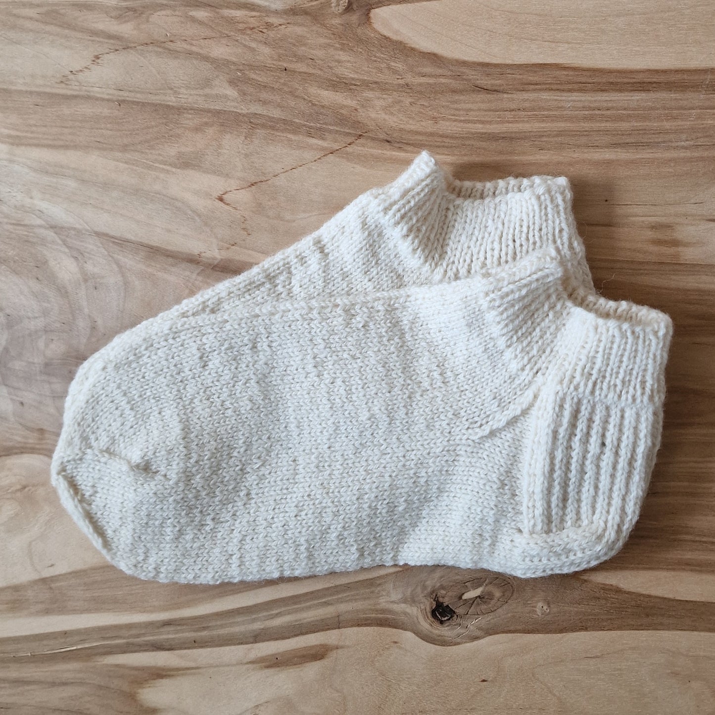 White short woolen socks size 37-39. (ASZE 50)