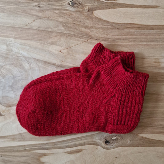 Red short woolen socks size 37-39. (ASZE 51)