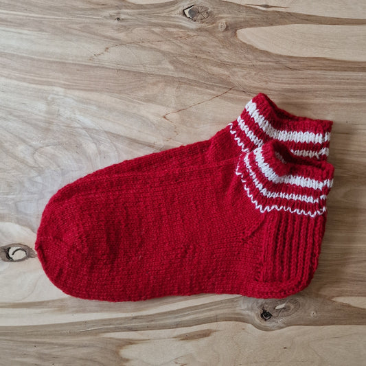 Red short woolen socks size 40-42. (ASZE 54)