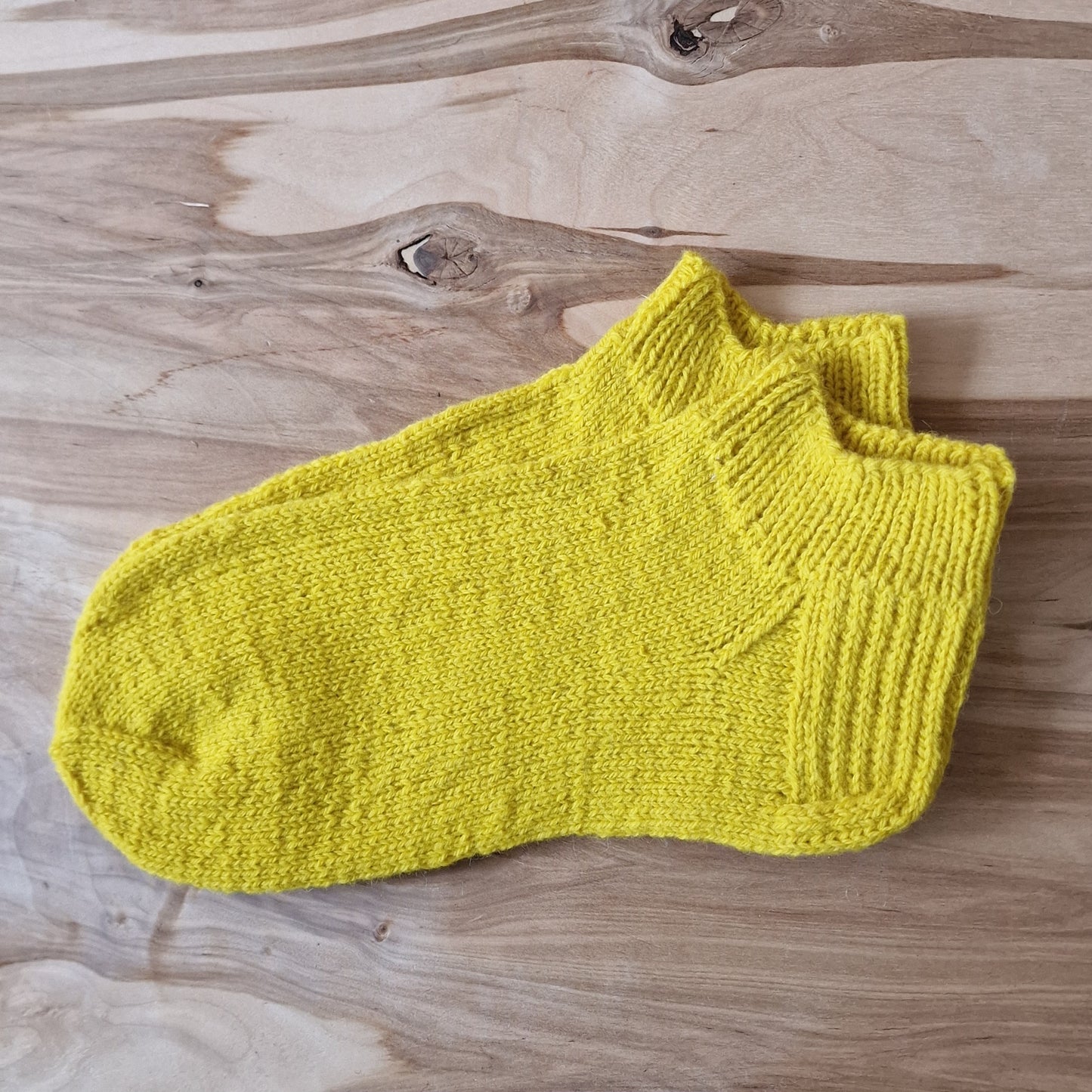 Yellow short woolen socks size 40-42. (ASZE 57)
